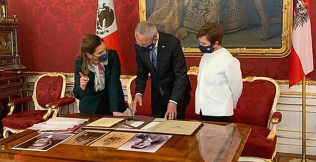 AMLO encomienda a su esposa misión de recuperar Penacho de Moctezuma thumbnail