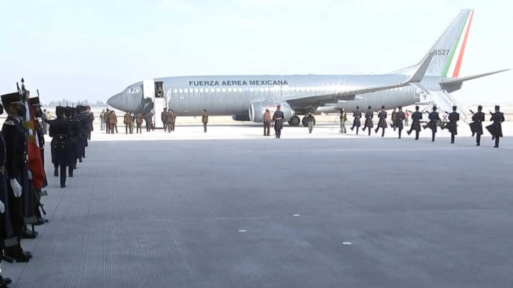 AMLO estrena pista del aeropuerto de Santa Lucía thumbnail