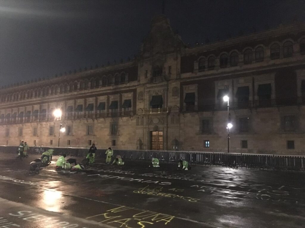 Personal de la Sobse retiró las vallas que se colocaron en el recinto y en la Catedral Metropolitana por la marcha de mujeres. https://www.milenio.com/politica/comunidad/palacio-nacional-retiran-vallas-metalicas-marcha-mujeres-cdmx thumbnail