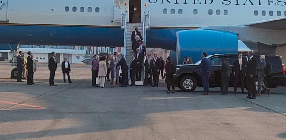 Jill Biden primera dama de EU pisa tierras mexicanas, pero lejos del Felipe Ángeles thumbnail