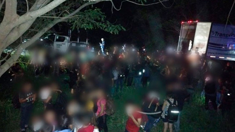 Rescatan 206 migrantes encerrados en cajas herméticas de tráiler; estaban abandonados thumbnail