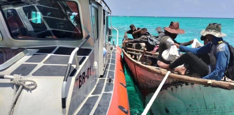 35.1.- La Marina rescata a 12 balseros cubanos que se encontraban a la deriva en aguas de Quintana Roo thumbnail