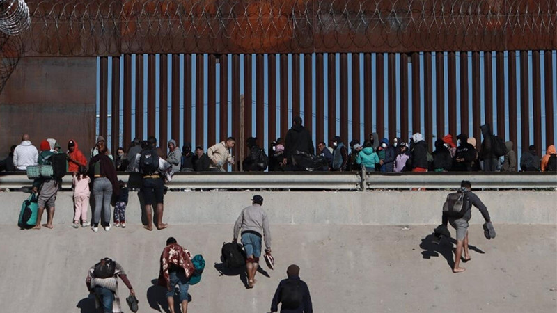 El gobierno de Estados Unidos aplicará nuevas medidas para aceptar solicitudes de asilo de migrantes en México thumbnail