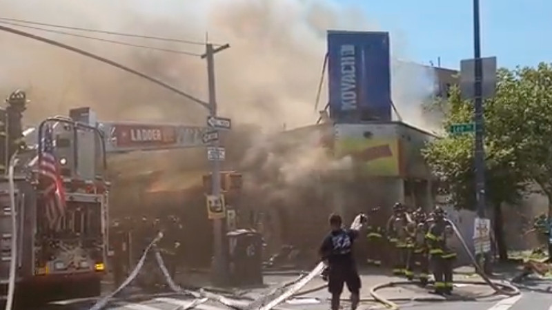 Incendios en Nueva York dejan tres niños heridos y 10 bomberos heridos thumbnail