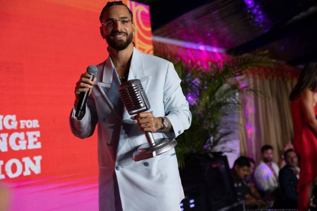 Maluma, premiado por la labor de su fundación El Arte de los Sueños thumbnail