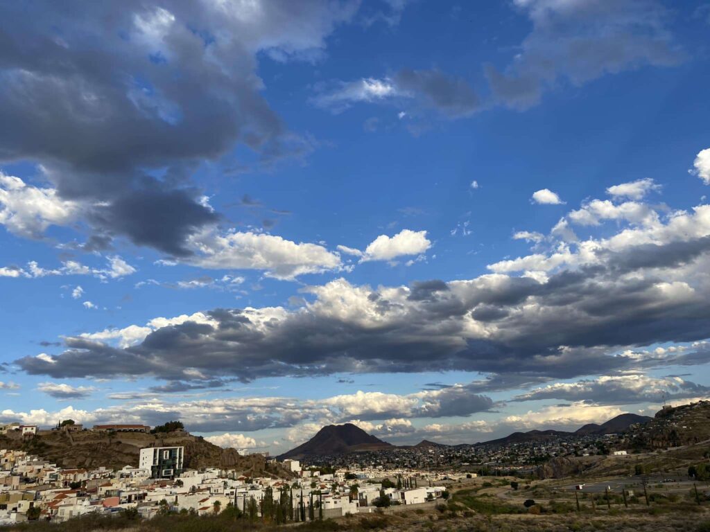 Persiste clima caluroso acompañado de chubascos aislados en Chihuahua thumbnail