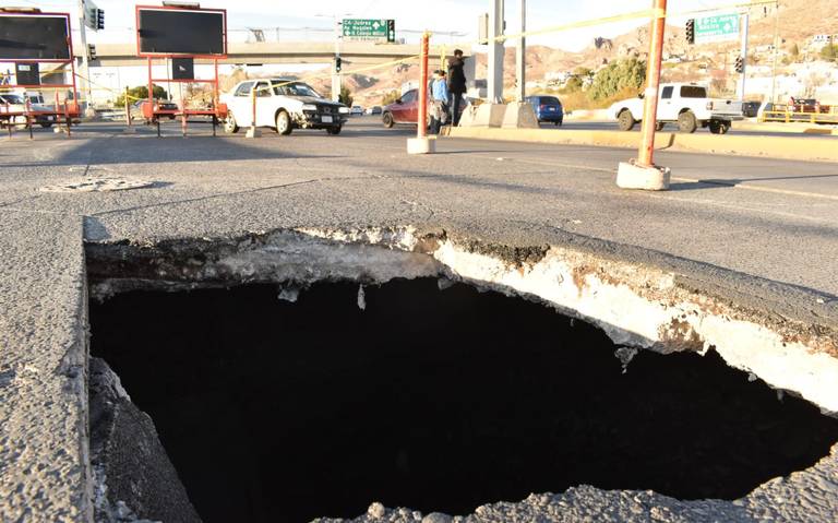 Se forma nuevo socavón en la Sacramento; genera caos vial thumbnail