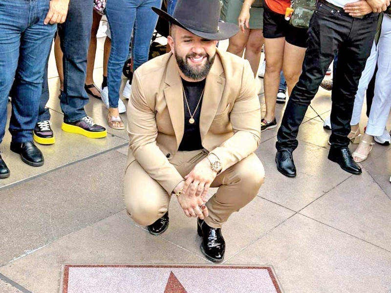 35.1 De México para el mundo; Carín León devela estrella en el Paseo de la Fama thumbnail