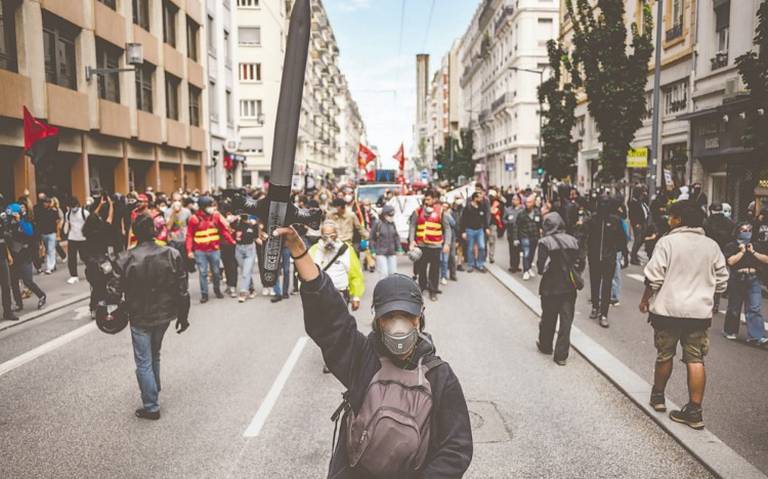 80 mil personas protestan en Francia contra violencia policial thumbnail