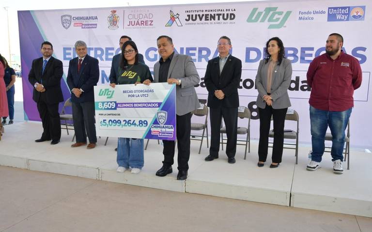 Entregan becas por un total de 840 mil pesos en la UTCJ thumbnail