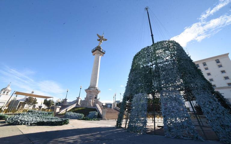 Comienzan con la instalación de adornos navideños en el centro histórico thumbnail