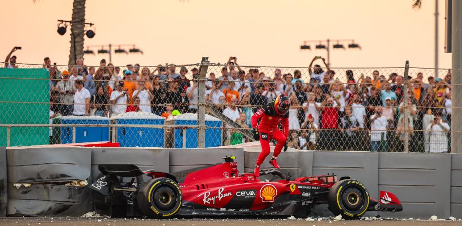 Leclerc lidera libres con apenas tiempo para rodar por accidentes; ‘Checo’, en quinto thumbnail