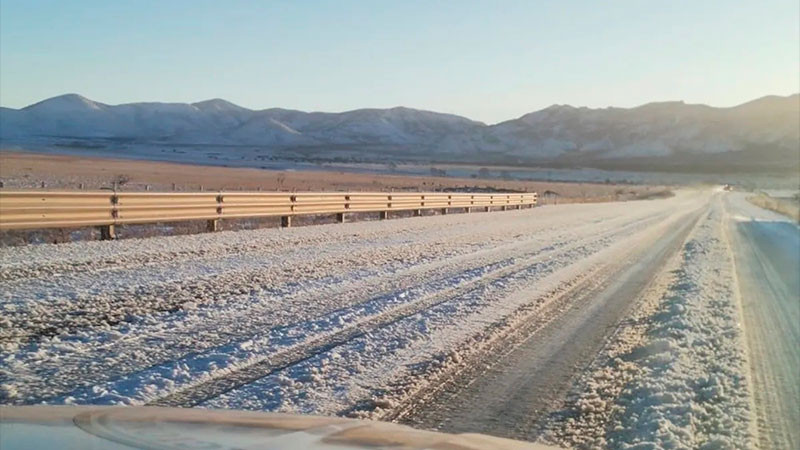 Automovilistas quedan varados entre Sonora y Chihuahua por hielo en carreteras thumbnail